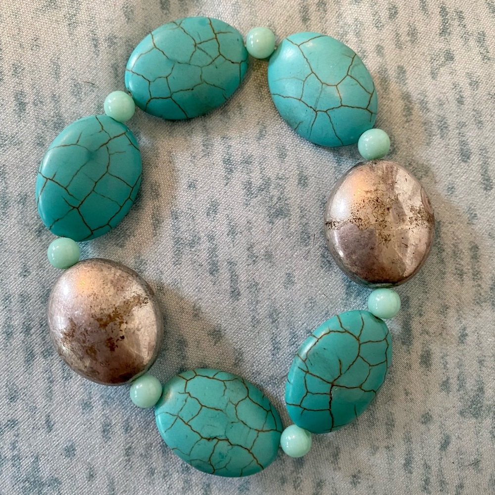 Turquoise and silver beaded stretch bracelet!